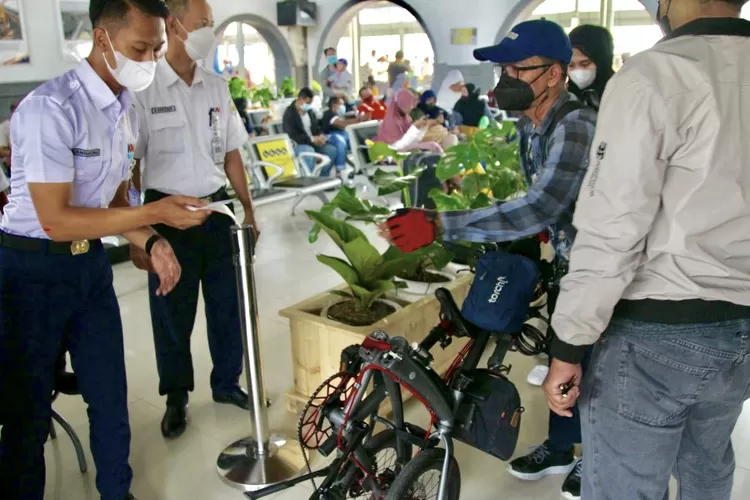 Nanang peserta Mudik Gowes 2022 asal Deok ketiak memberikan dokumen perjalannnya kepada petugas KAI - Foto: Henry Lukmanul Hakim
