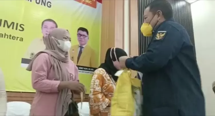 Ketua DPD I Partai Golkar Provinsi Lampung Arinal Djunaidi memberikan bingkisan lebaran sembako secara cuma-cuma kepada salah satu akseptor vaksin booster dari amanah Ketum Airlangga Hartarto