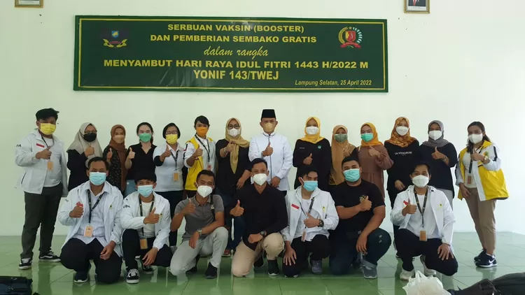 Serbuan vaksin booster dan pemberian sembako gratis oleh Wakil Ketua DPR RI Lodewijk F Paulus  kepada warga  di lingkungan Yonif 143/TWEJ Lampung Selatan