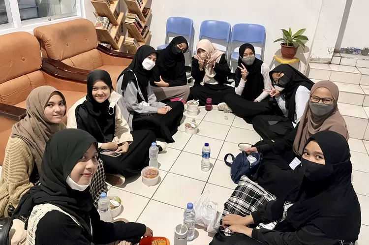 Santriwati Pesantren Persatuan Islam 110 Manbaul Huda tengah berbpuka buasa bersama di pesantren - Foto: Dokumen Manbaul Huda