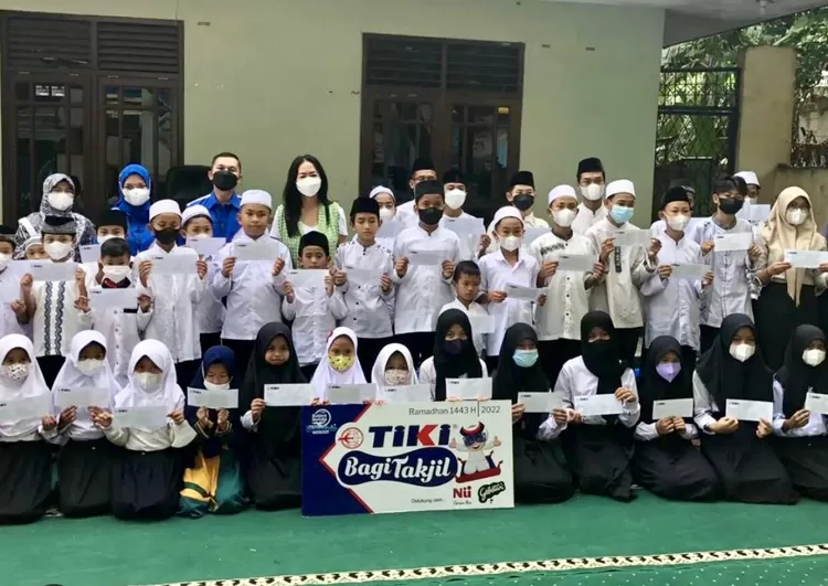 Direktur Utama Tiki Yulina Hastuti bersama staf berfoto bersama dengan anak yatim Rumah Yatim Fadhilah Ihsan di daerah Pondok Ranggon Jakarta Timur - Foto: Tangkap layar @yulianahastuti