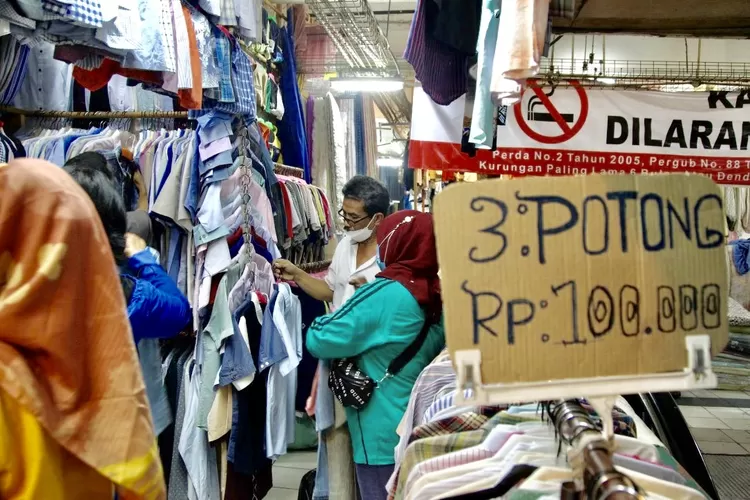 Pengunjung tampak sibuk memilih pakaian bekas import dengan berbagai macam harga, merek dan kualitas di Pasar Senen Jakarta Pusat - Foto: Henry Lukmanul Hakim