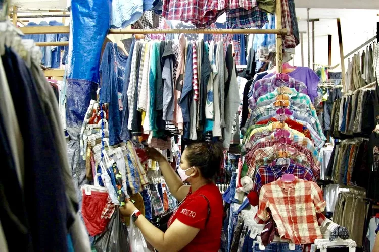 Tak ketinggalan pakaian anak pun menjadi incaran para pengunjung di pasar pakaian bekas import di Pasar Senen, Jakarta Pusat - Foto: Henry Lukmanul Hakim - Edisi Foto.