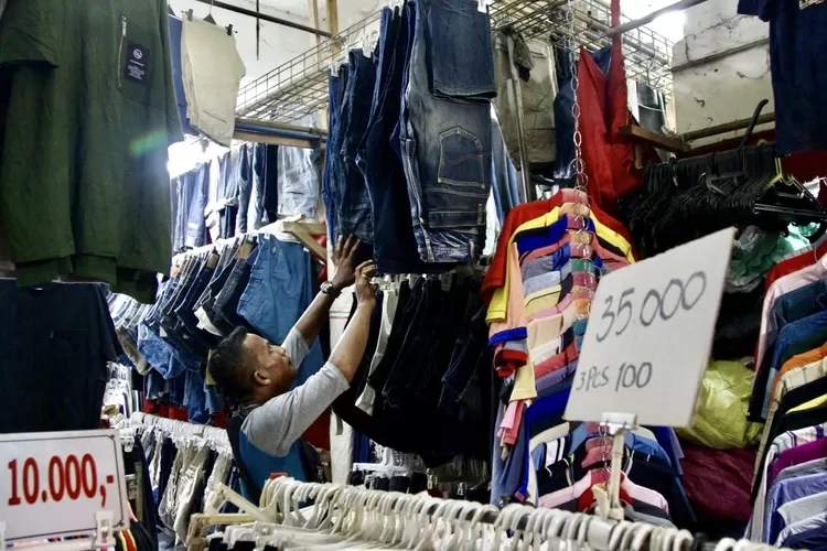 Celana jeans bekas import jadi pilihan favorit pengunjung pasar pakaian bekas import di Pasar Senen, Jakarta Pusat - Foto: Henry Lukmanul Hakim