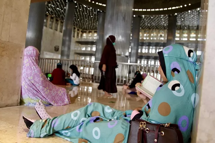 Para kaum hawa melaksanakan shalat di masjid Isrtiqlal dan setelah itu mereka mentadarus Al Quran - Foto: Henry Lukmanul Hakim