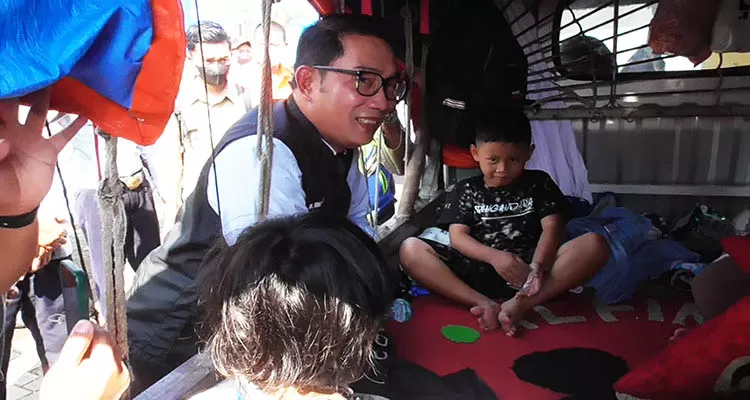 Ridwan Kamil Berbincang Dengan Wisatawan Yang Menggunakan Pick Up