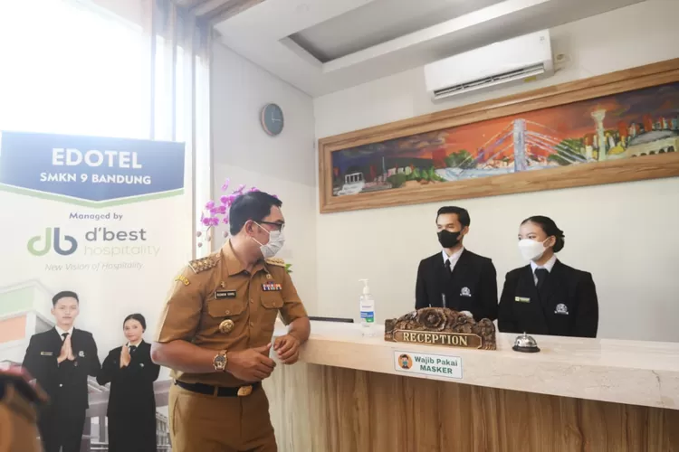 Gubernur Jabar Ridwan Kamil saat meninjau beberapa fasilitas seperti kelas kecantikan, ruang tata boga, hingga penyediaan kamar hotel di SMKN 9 Kota Bandung, Senin (9/5/2022). 