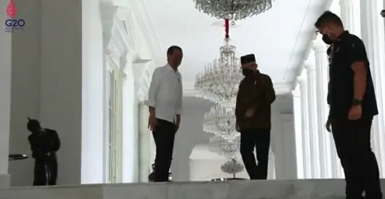 Presiden Jokowi bersilaturahmi dengan Wapres Maruf Amin.