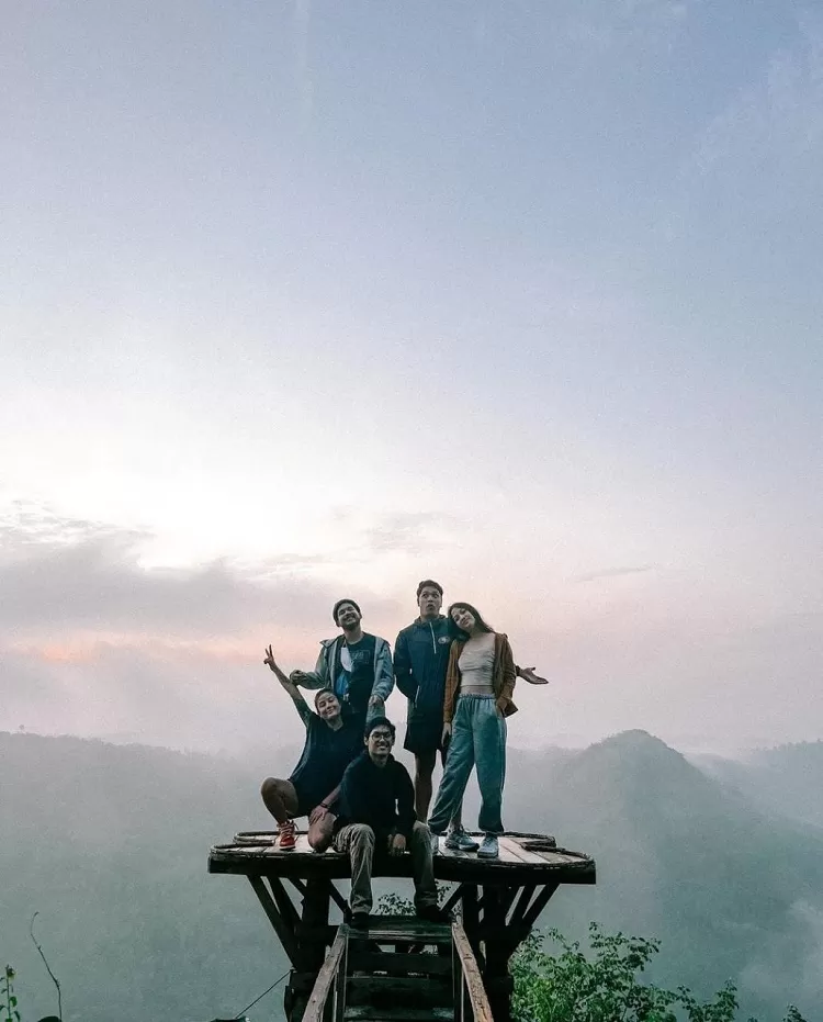 Awkarin di Bukit Panguk Kediwung Jogja.