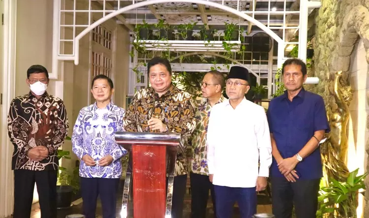 Ketua Umum Partai Golkar Airlangga Hartarto, Ketum Partai Persatuan Pembangunan (PPP) Suharso Monoarfa, dan Ketum Partai Amanat Nasional (PAN) Zulkifli Hasan menggelar pertemuan di Jakarta yang memberi sinyal koalisi di Pemilu 2024