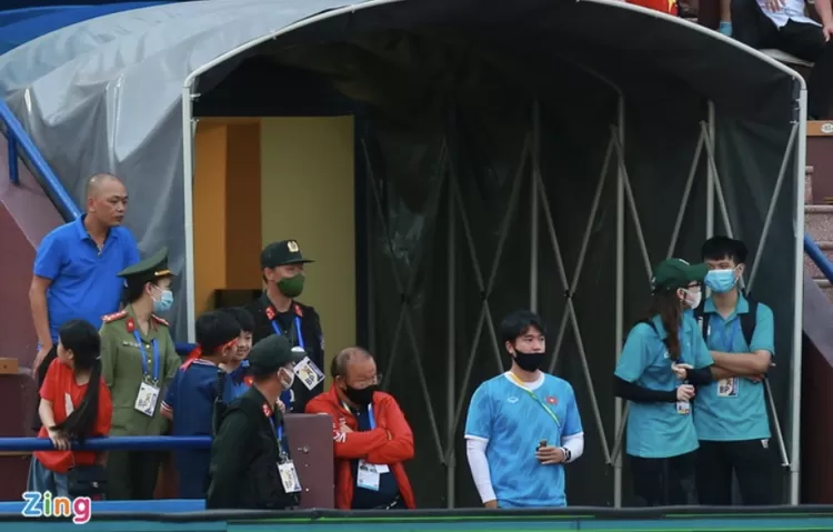 Park Hang-seo semakin serius menyimak permainan Timnas U-23 Indonesia saat unggul melawan Filipina