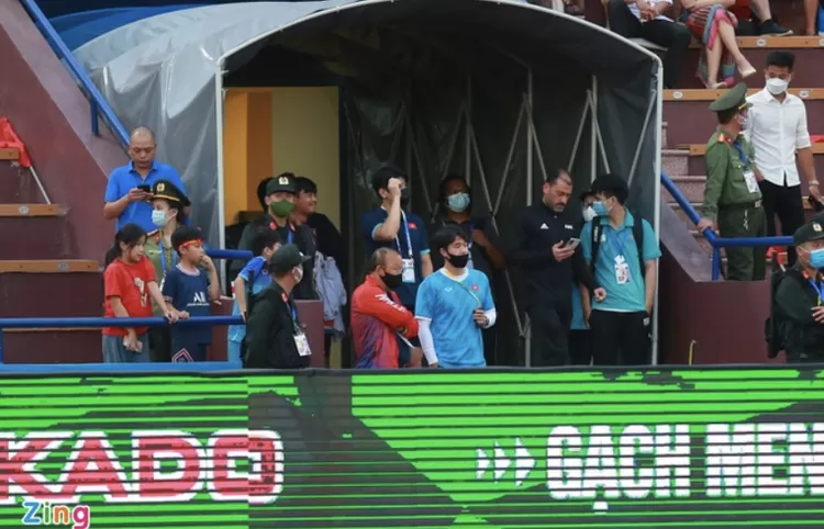 Park Hang-seo saat mengamati pertandingan Timnas U-23 Indonesia lawan Filipina
