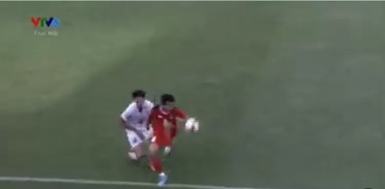 Aksi Witan Sulaeman yang tidak sengaja memegang alat vital pemain Filipina