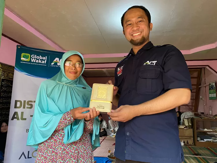 Global Wakaf - ACT Bandung, belum lama ini, mendistribusikan mushaf Al-Qur&rsquo;an melalui program Wakaf Qur&rsquo;an