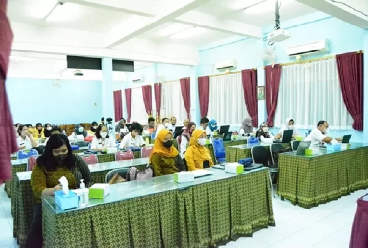 Peserta pelatihan STEM (Science Technology Engineering and Mathematics) Education berbantuan media Wordwal oleh Tim Pengabdian FMIPA UNNES. 