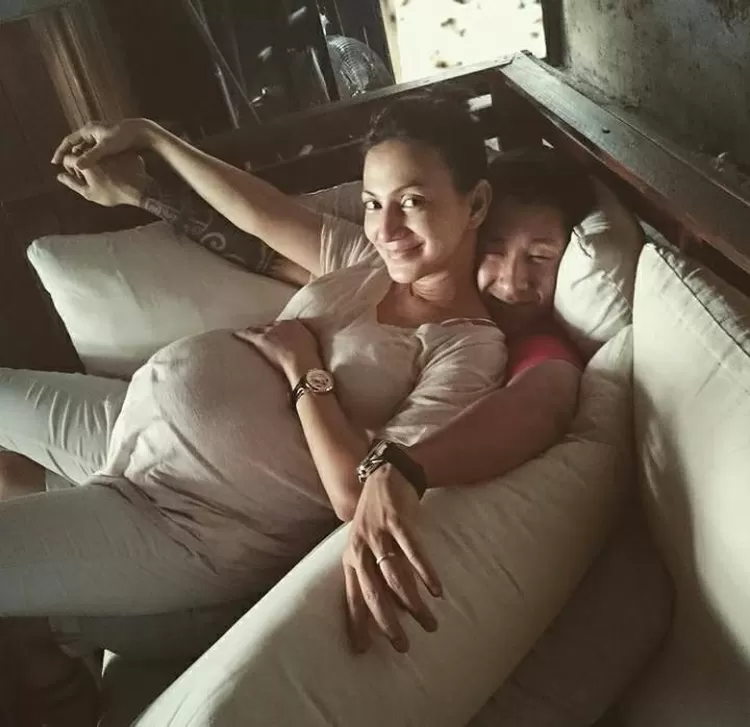 Foto Wanda Hamidah yang sedang hamil bersama suaminya saat itu (sebelum bercerai).