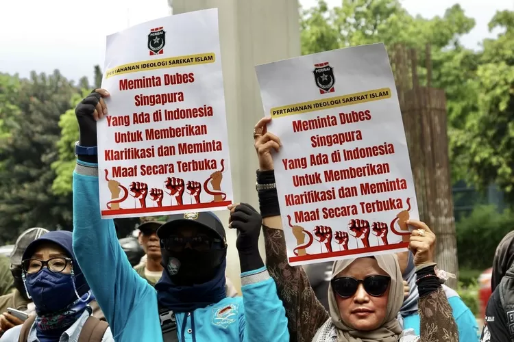 Massa pendukung Ustaz Abdul Somad (UAS) dari berbagai organisasi massa  membenrtangkan spanduk dan poster di depan Kedubes Singapura - Foto: Henry Lukmanul Hakim - Edisi Foto