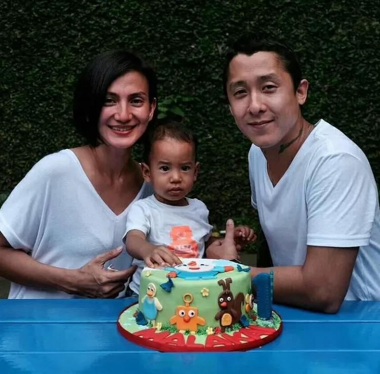 Foto Wanda dan suami (saat belum bercerai) bersama putra mereka Malakai.