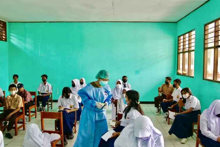 Petugas kesehatan Puskesmas Karawaci Baru (menggunakan APD) memberikan informasi kepada siswa sebelum pengambilan Tes Usap - Foto: Henry Lukmanul Hakim