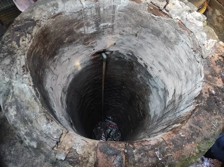 Ibu Elis Danih yang terperosok dan terjatuh ke dalam sumur sedalam kurang lebih 10 meter.