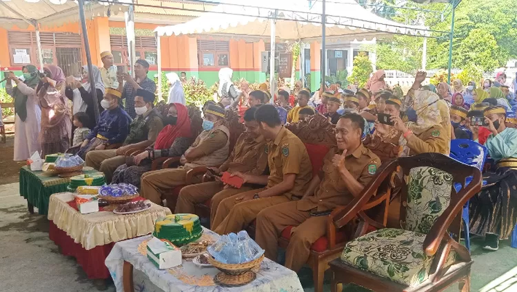  "Kepala UPT SDN 097 Masamba, Supiyan Sakti, saat memberikan sambutan di acara Syukuran Penamatan Siswa Kelas VI"