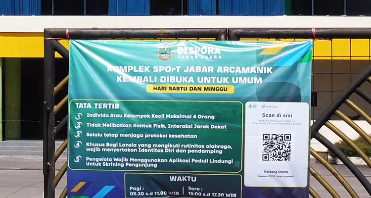 Pengumuman Pembukaan SPOrT JABAR Secara Bertahap yang Dipajang di Pagar