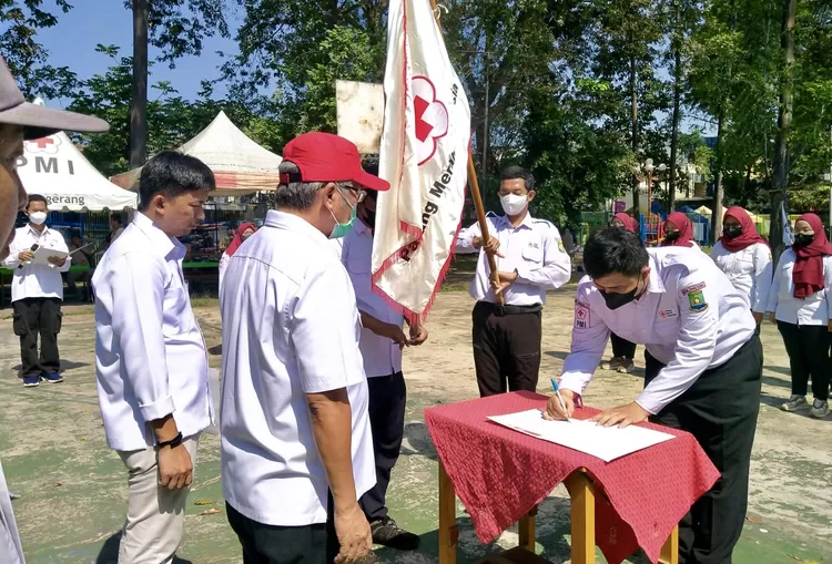 Ketua PMI Kota Tangerang Oman Jumansyah  (memakai topi merah) ketika melantik KSR PMI Kota Tangerang