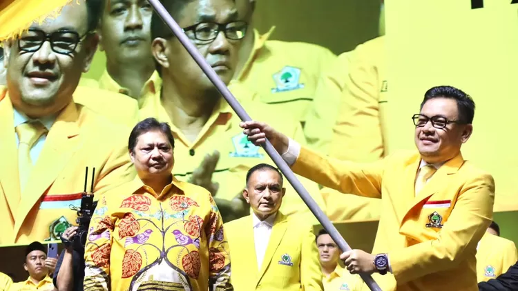 Ketua DPD I Partai Golkar Jawa Barat Ace Hasan Syadzily mengangkat bendera Partai Golkar menegaskan komitmen Partai Golkar Jabar memenangkan Golkar dan Airlangga Hartarto di Pemilu 2024