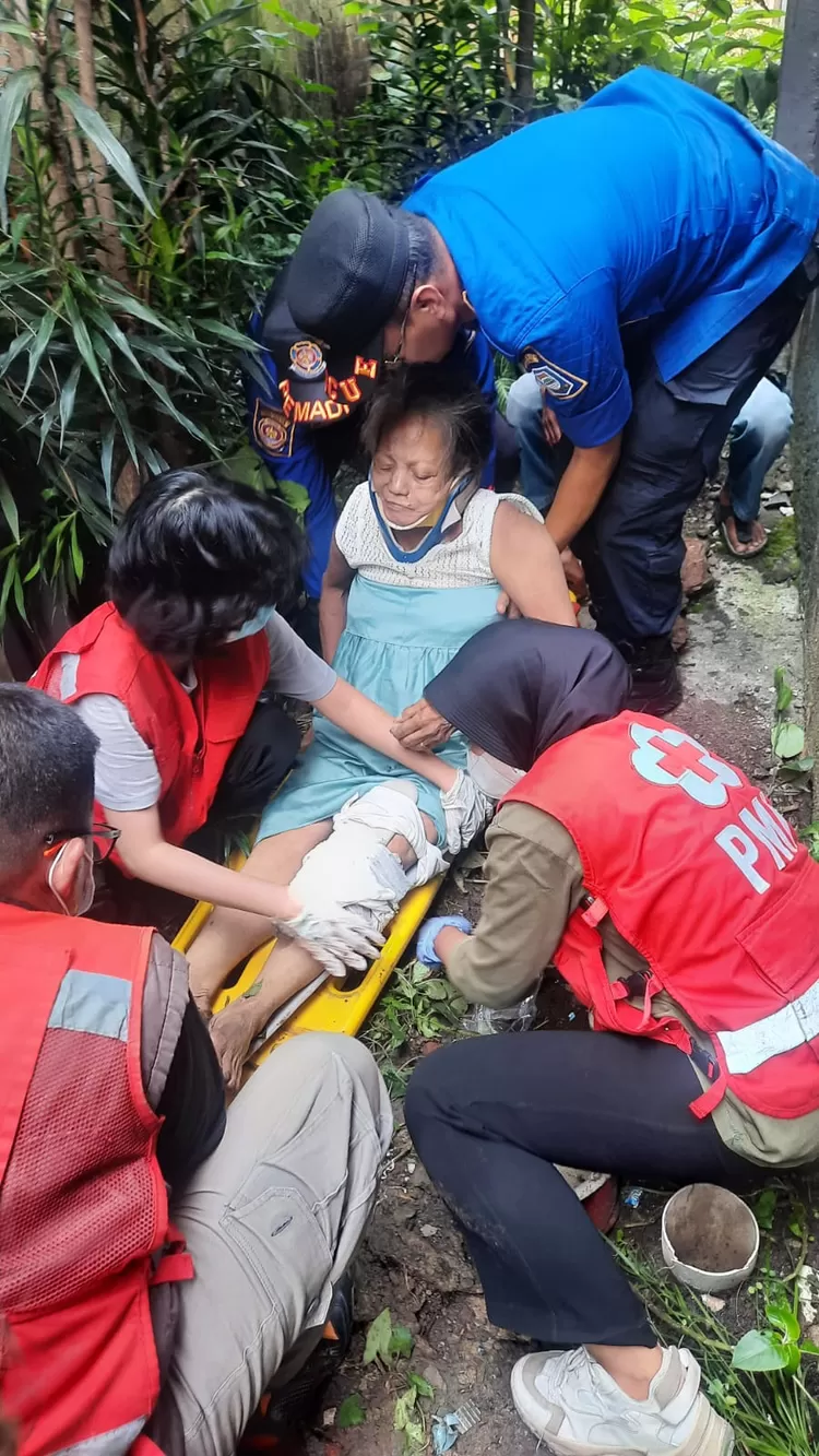 Tim Rescue Diskar PB Kota Bandung berhasil mengevakuasi seorang ibu yang terjatuh dari lantai 2 rumah di Jalan RH Hasan Saputra I 
