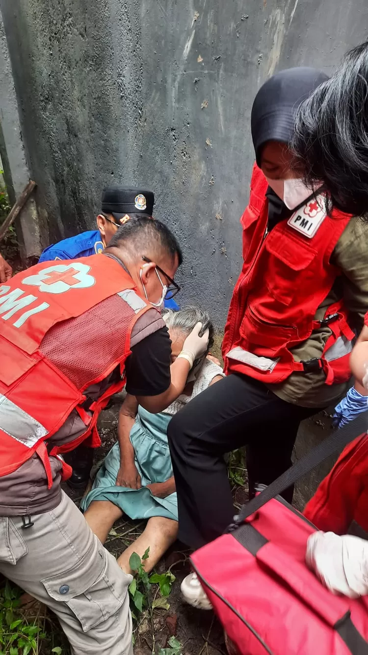 Tim Rescue Diskar PB Kota Bandung berhasil mengevakuasi seorang ibu yang terjatuh dari lantai 2 rumah di Jalan RH Hasan Saputra I 