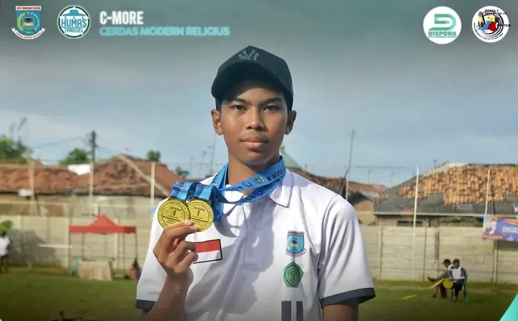 Pemanah Tangerang Selatan, Muhammad Gibran Kartiko ketika menerima 2 medali emas - Foto: instagram @humastangsel