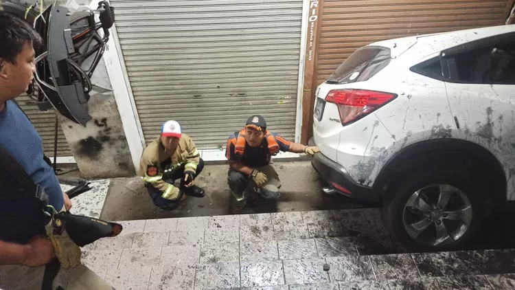 Minibus Honda HR-V No. Pol. B-2546-BZ menerjang tembok gedung Banceuy Bandung Center