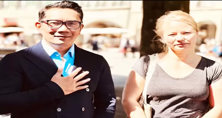 Ridwan Kamil Berfoto dengan Seorang Guru SD yang Menemukan Eril