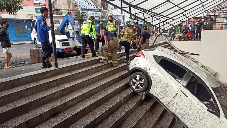 Minibus Honda HR-V No. Pol. B-2546-BZ menerjang tembok gedung Banceuy Bandung Center