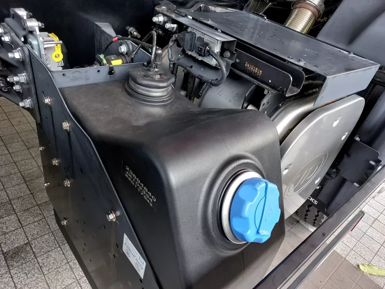 SCR menyemprotkan larutan urea (AdBlue) ke gas buang dari mesin. Cairan AdBlue dalam tangki tersebut mengurai Nitrogen Oksida (NOx) menjadi air dan gas nitrogen yang aman bagi lingkungan.