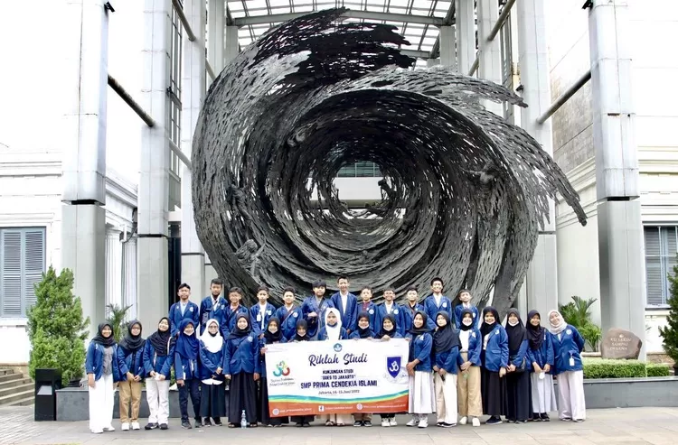 Siswa SMP Prima Cendekia Islami berfoto bersama didepan Monumen Tsunami Museum Nasional (Museum Gajah) Jakarta - Foto: Henry Lukmanul Hakim