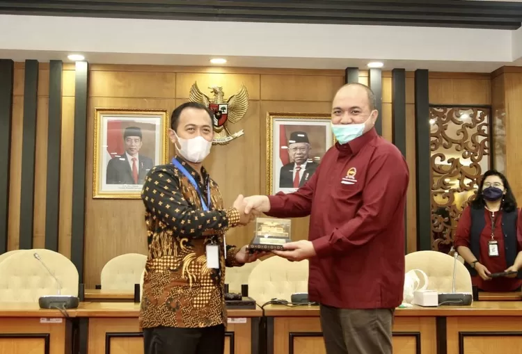 Kepala Sekolah SMP Prima Cendekia Islami ketika menerima replika Gedung DPR-MPR RI - Foto: Henry Lukmanul Hakim