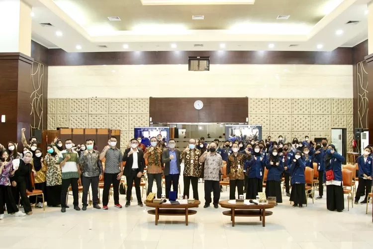 Foto bersama seluruh undangan yang hadir - Foto: Henry Lukmanul Hakim