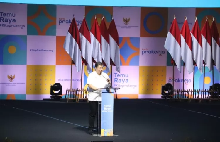 Menteri Koordinator Bidang Perekonomian Airlangga Hartarto yang juga Ketua KPCPEN menyampaikan laporan kepada Presiden Jokowi tentang pencapaian dan manfaat Program Kartu Prakerja hingga diapresiasi sejumlah negara  di belahan dunia