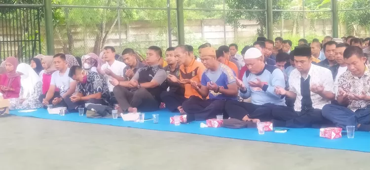 Raturan honorer Banten berkumpul memanjatkan doa bersama. Berharap pemerintah pusat bisa memperhatikan nasib seluruh honorer agar bisa diangkat jadi PPPK atau PNS.