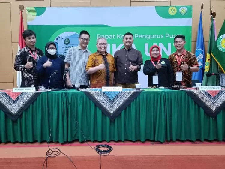 Ketua Umum PP IKA UNJ, Juri F Ardiantoro, berfoto bersama pengurus IKA UNJ