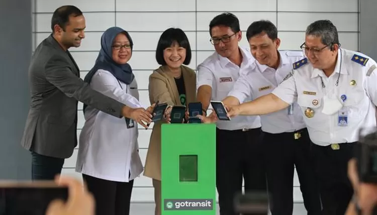 Gojek bersama PT KCI mengumumkan fitur GoTransit yang memungkinkan pembelian tiket KRL Commuter Line lewat aplikasi Gojek