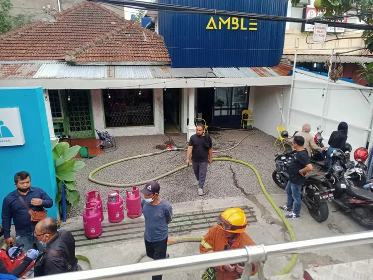 Sebuah cafe di Jalan Karawitan No. 2, RT.07 / RW.10 di Kelurahan Turangga, Kecamatan Lengkong, Kota Bandung, terbakar