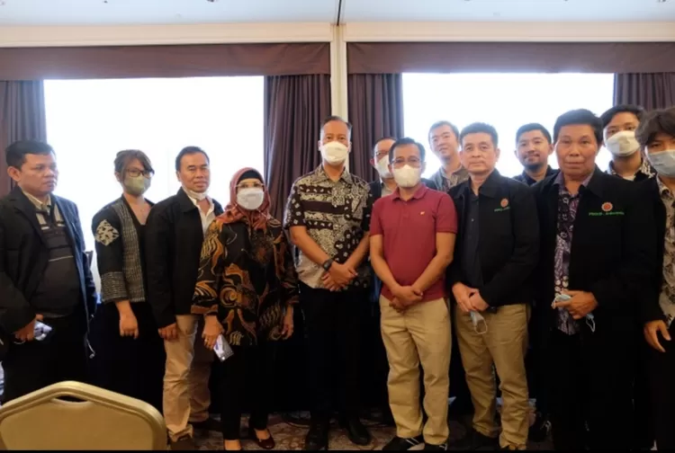 Menperin Agus Gumiwang Kartasasmita dan Ketum Perkumpulan Industri Kecil dan Menengah Komponen Otomotif (PIKKO) Rosalina Faried (keempat dari kanan) bersama anggota PIKKO dan Toyota Indonesia Diaspora Group