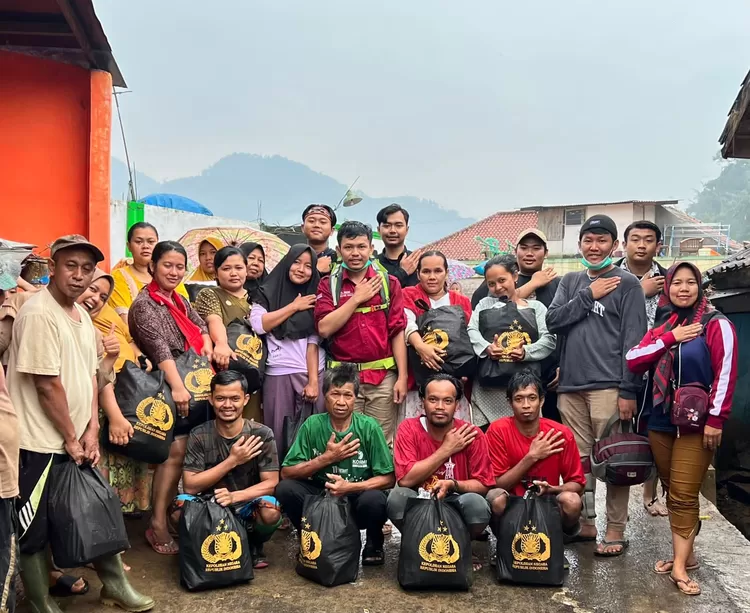 PB INSPIRA menyalurkan Bantuan Kemanusiaan dari Kapolri  untuk warga terdampak banjir di Kampung Purasari Kabupaten Bogor