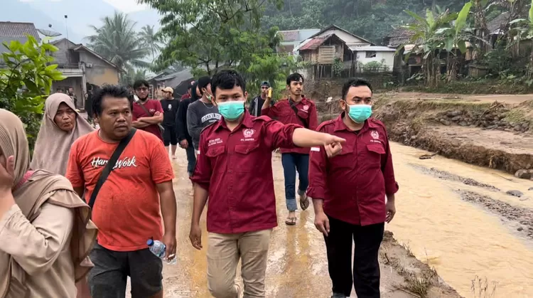 Ketum PB INSPIRA bersama warga meninjau kerusakan infrastuktur akibat banjir bandang menimpa warga Purasari Leuwiliang