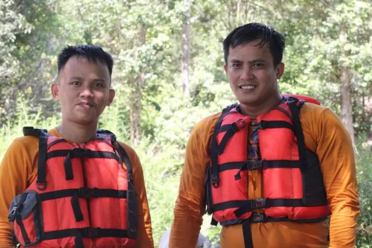 Rabil dan Sultesar pun terlihat gagah dengan pakaian perlengkapan rafting alias arung jeram
