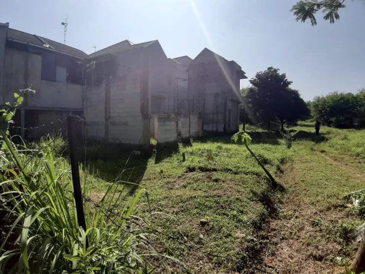 Kondisi Bangunan Perumahan Palm Hill Abadi Residen yang terbengkalai.