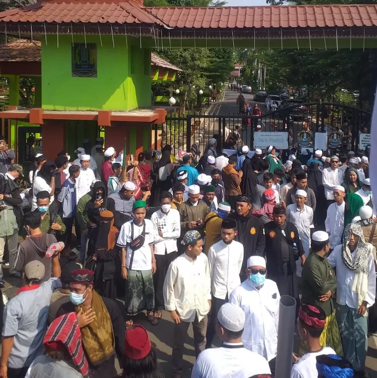Ribuan umat muslim turun ke jalan meminta Pemkot Bekasi tutup permanen Holywings Forest. (FOTO: Dharma/)