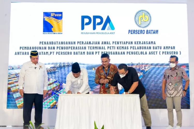 Menko Perekonomian Airlangga Hartarto menyaksikan pembangunan dan pengoperasian terminal peti kemas Pelabuhan Batu Ampar yang akan masuk dalam pembangunan Kawasan Ekonomi Khusus (KEK) di Indonesia 